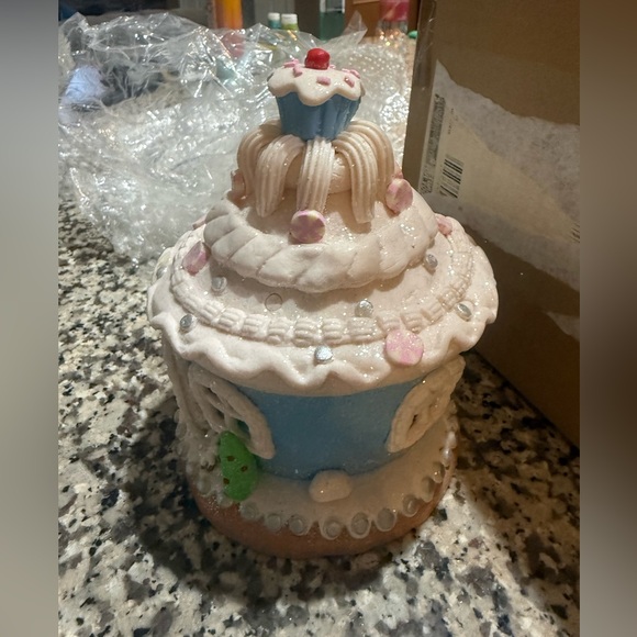 Set of (3) Valerie Parr 6” Illuminated Pastel Gingerbread Cupcakes houses - Picture 4 of 17